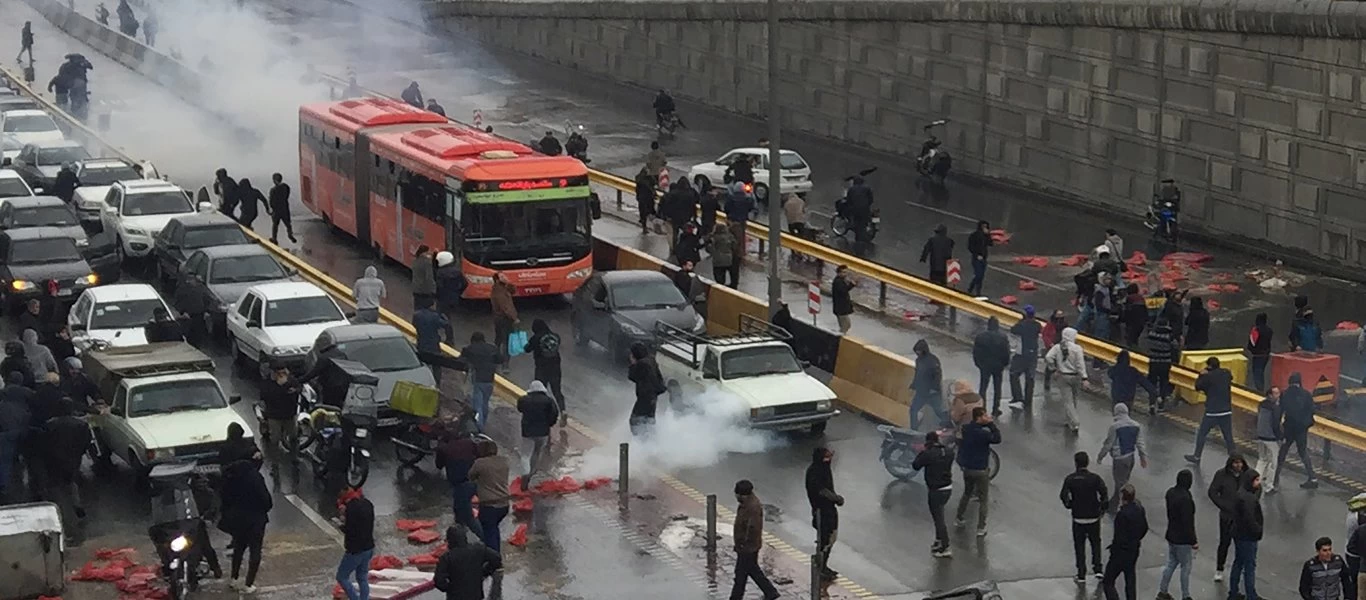 Ιρανική τηλεόραση: Έδειξε κατά λάθος Ιρανούς να αρνούνται να πατήσουν την αμερικανική σημαία